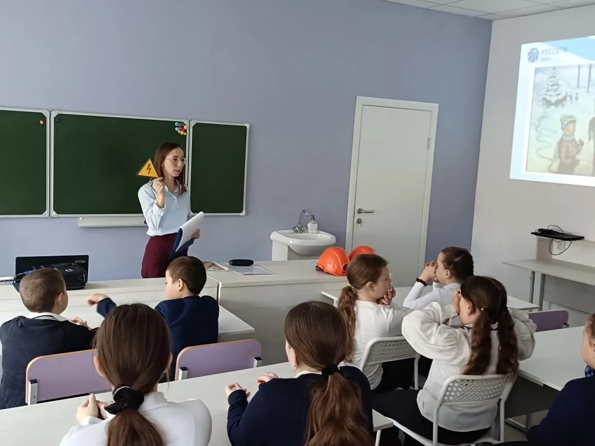 Молодая учительница в юбке